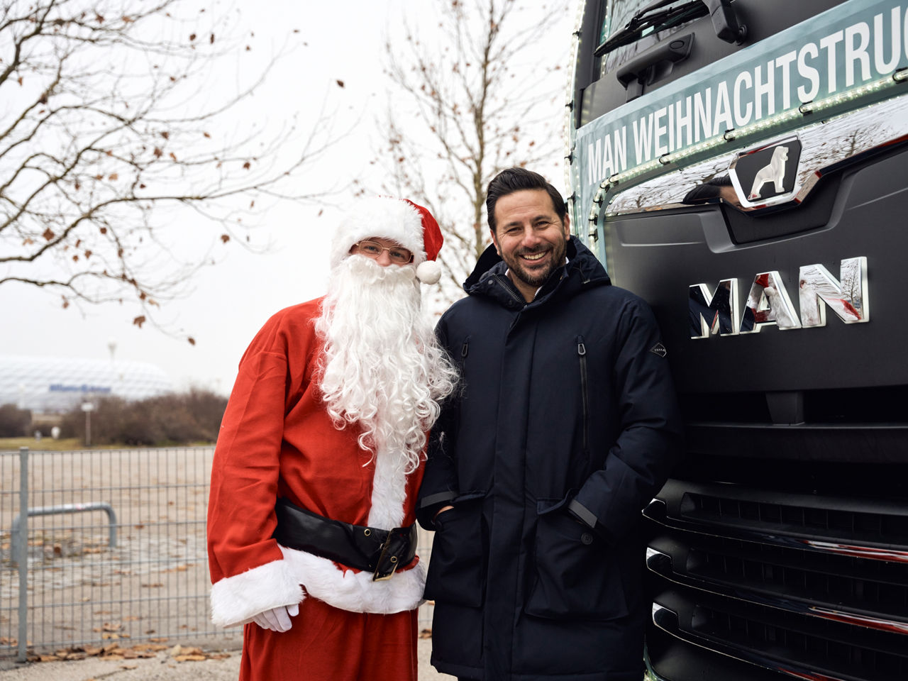 Gipfeltreffen am Ladepark: Weihnachtsmann (links) und Fußballlegende Pizarro vor dem MAN-Weihnachtstruck. 